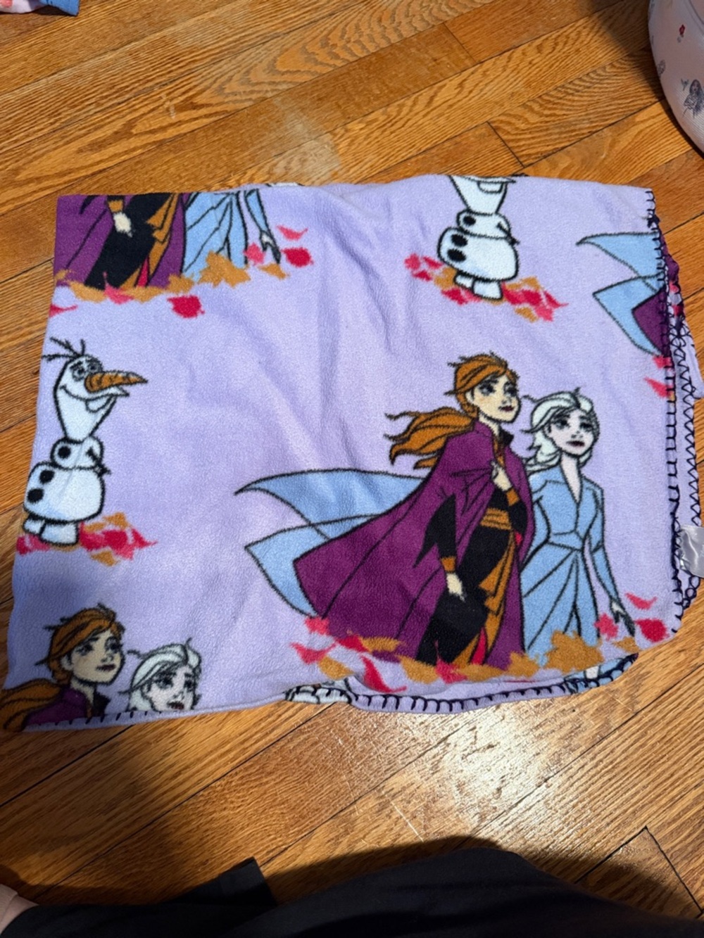 Frozen kids trow blanket